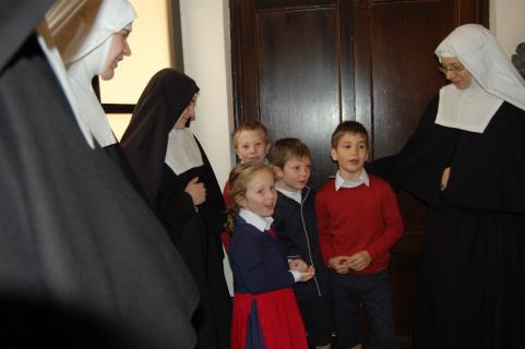 Les enfants de notre école attendent impatiemment le Cardinal